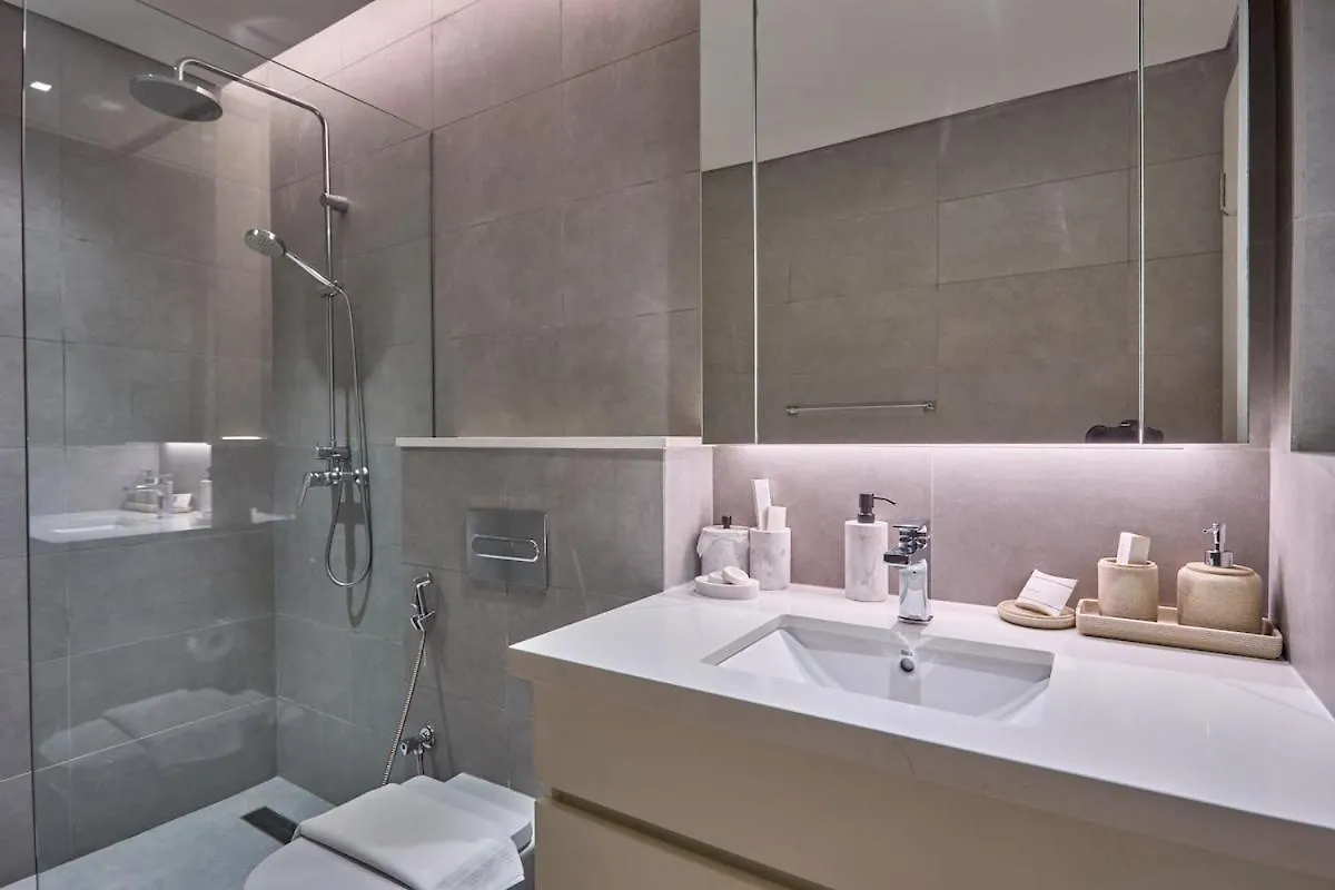 Bright And Modern City Apartment In Business Bay With Two Balconies, Pool, Gym, Free Parking And Self Check In, Sleeps Up To Four, By Stayfinity Dubai