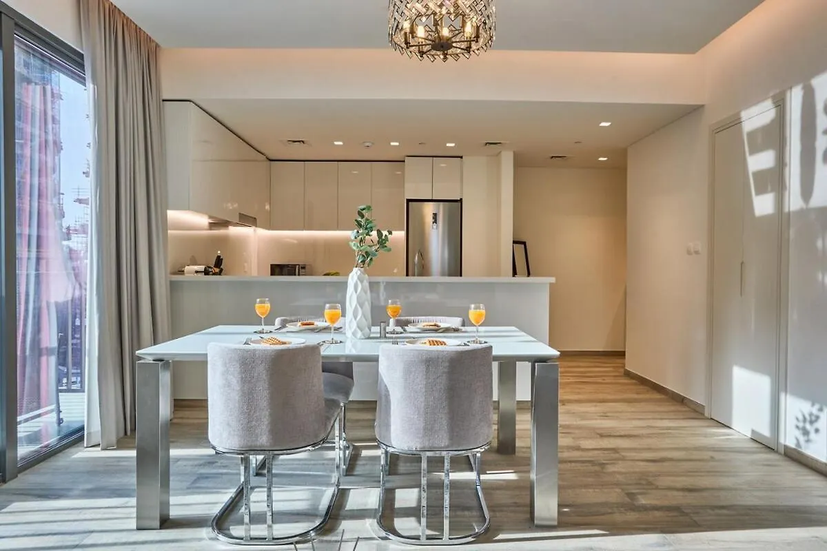 Bright And Modern City Apartment In Business Bay With Two Balconies, Pool, Gym, Free Parking And Self Check In, Sleeps Up To Four, By Stayfinity Dubai