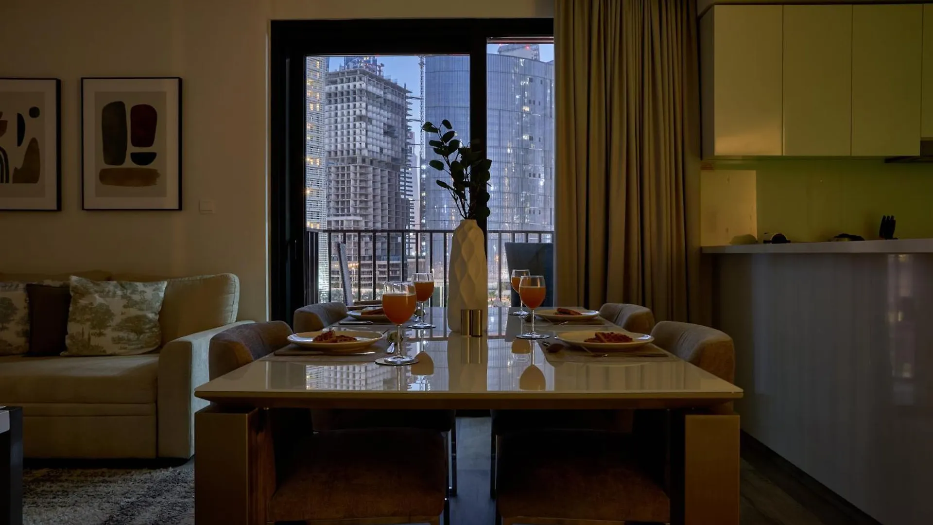 Bright And Modern City Apartment In Business Bay With Two Balconies, Pool, Gym, Free Parking And Self Check In, Sleeps Up To Four, By Stayfinity Dubai