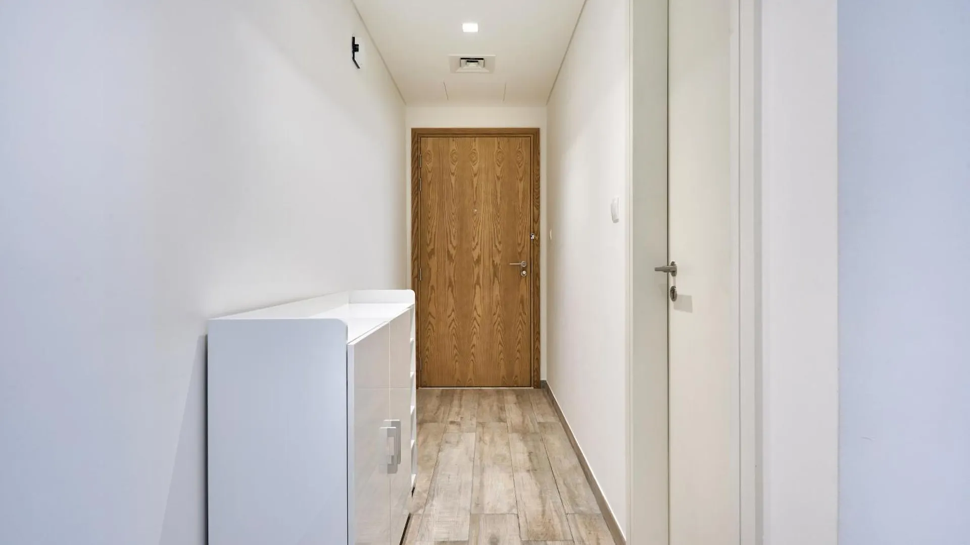 Bright And Modern City Apartment In Business Bay With Two Balconies, Pool, Gym, Free Parking And Self Check In, Sleeps Up To Four, By Stayfinity Dubai