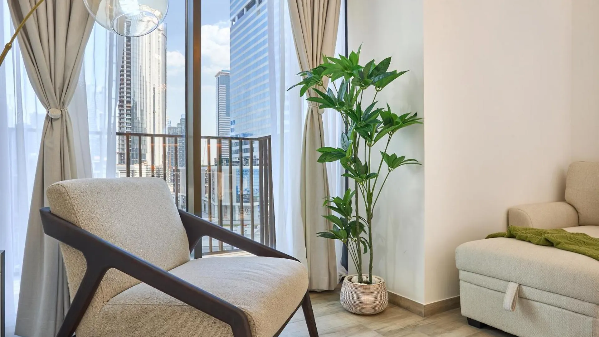 Bright And Modern City Apartment In Business Bay With Two Balconies, Pool, Gym, Free Parking And Self Check In, Sleeps Up To Four, By Stayfinity Dubai