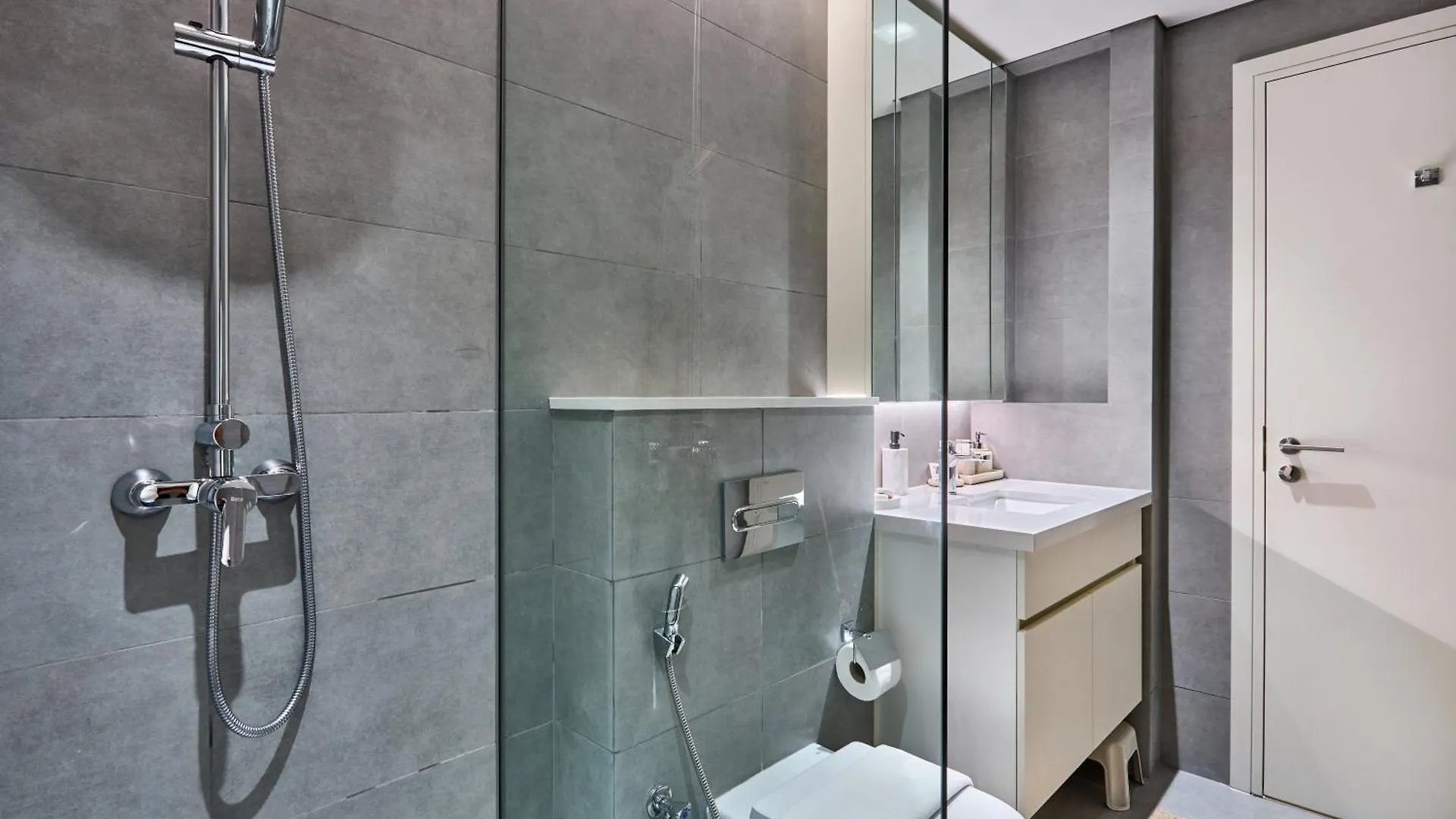 Bright And Modern City Apartment In Business Bay With Two Balconies, Pool, Gym, Free Parking And Self Check In, Sleeps Up To Four, By Stayfinity Dubai