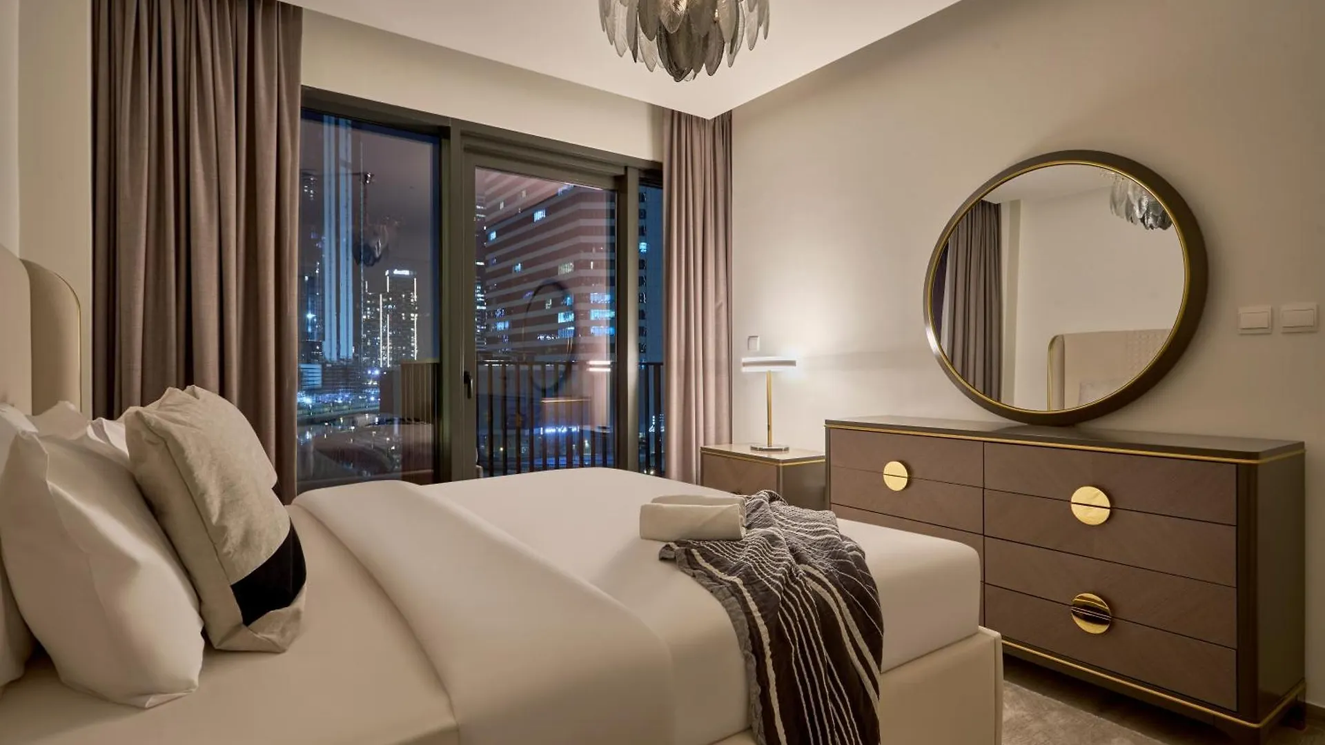 Bright And Modern City Apartment In Business Bay With Two Balconies, Pool, Gym, Free Parking And Self Check In, Sleeps Up To Four, By Stayfinity Dubai