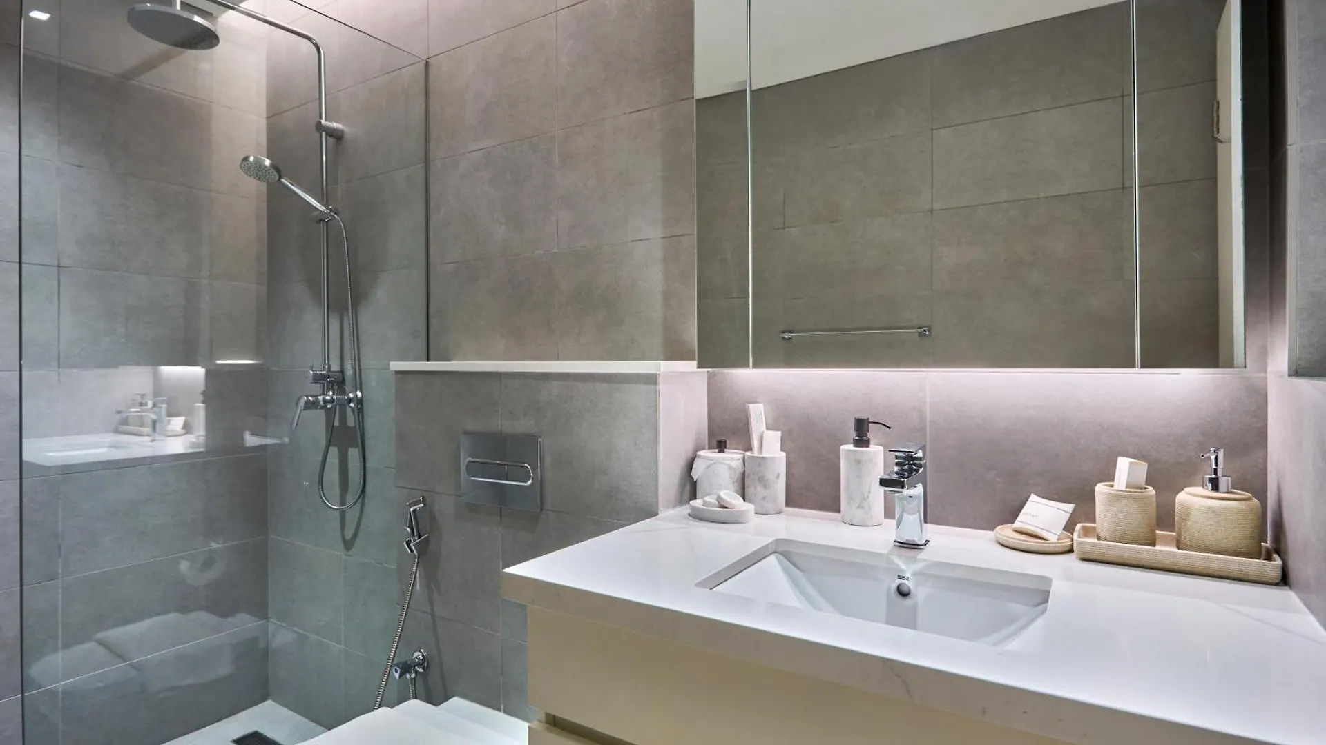 Bright And Modern City Apartment In Business Bay With Two Balconies, Pool, Gym, Free Parking And Self Check In, Sleeps Up To Four, By Stayfinity Dubai 0*,  United Arab Emirates