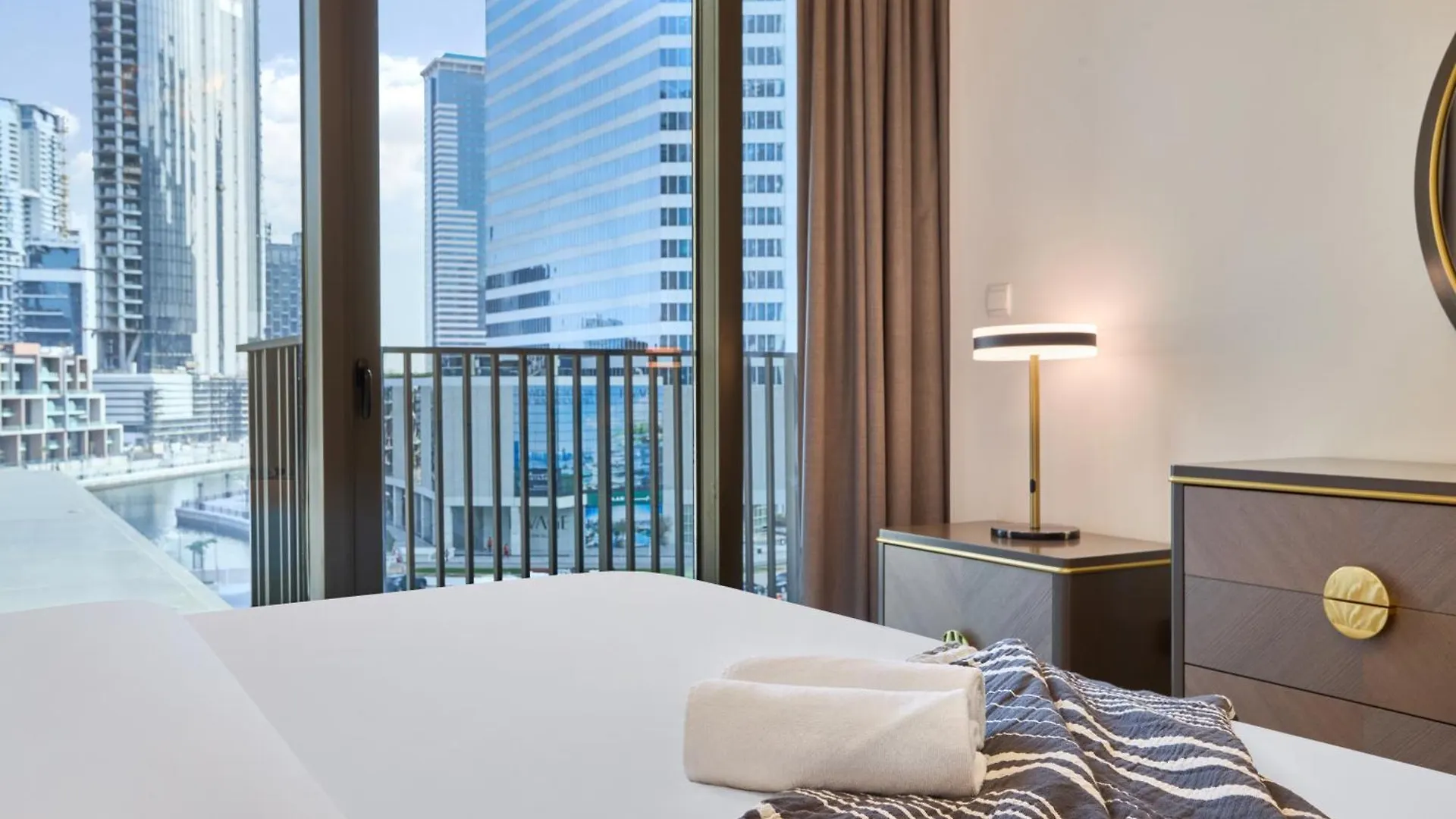 Bright And Modern City Apartment In Business Bay With Two Balconies, Pool, Gym, Free Parking And Self Check In, Sleeps Up To Four, By Stayfinity Dubai