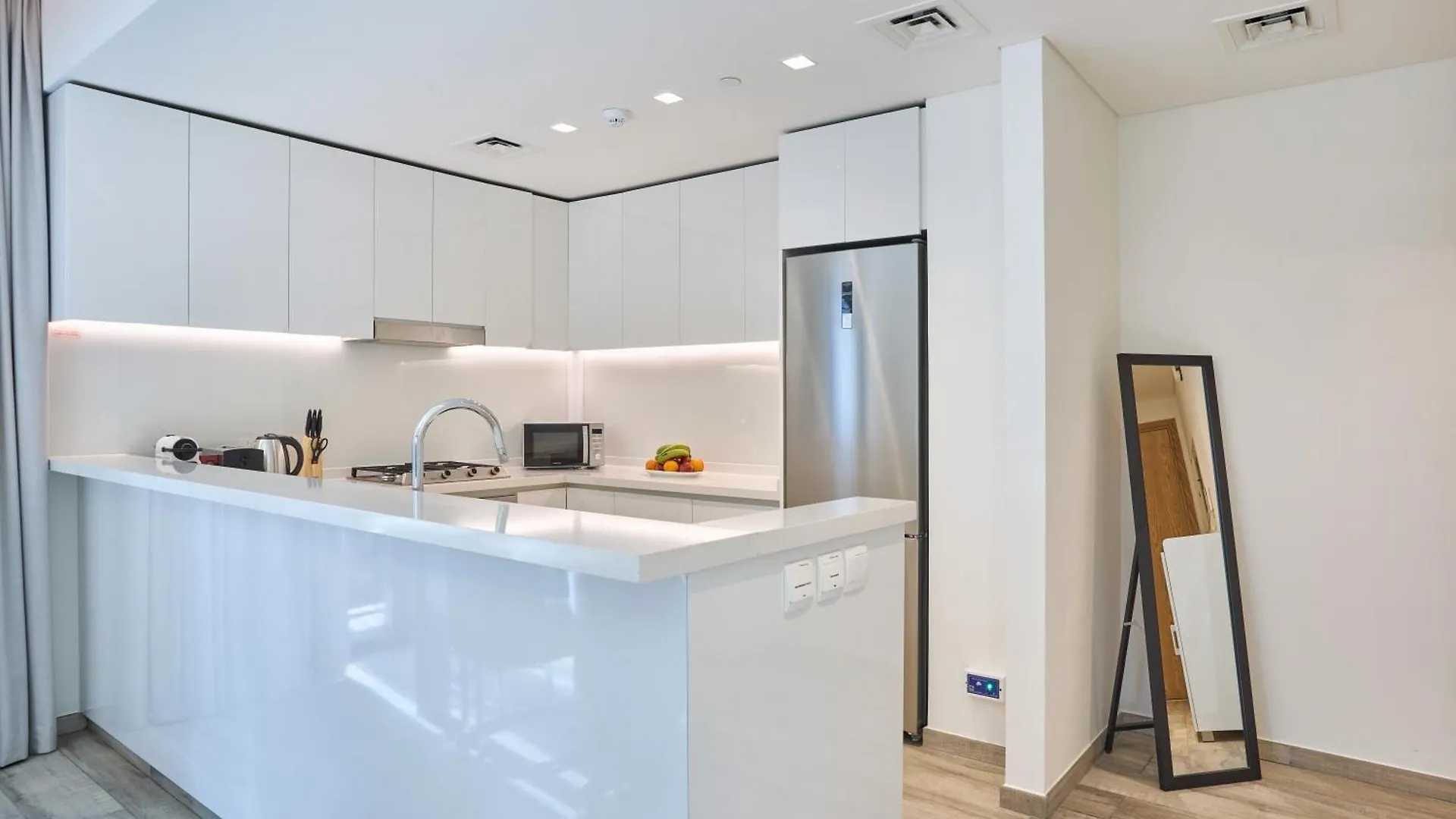 Bright And Modern City Apartment In Business Bay With Two Balconies, Pool, Gym, Free Parking And Self Check In, Sleeps Up To Four, By Stayfinity Dubai