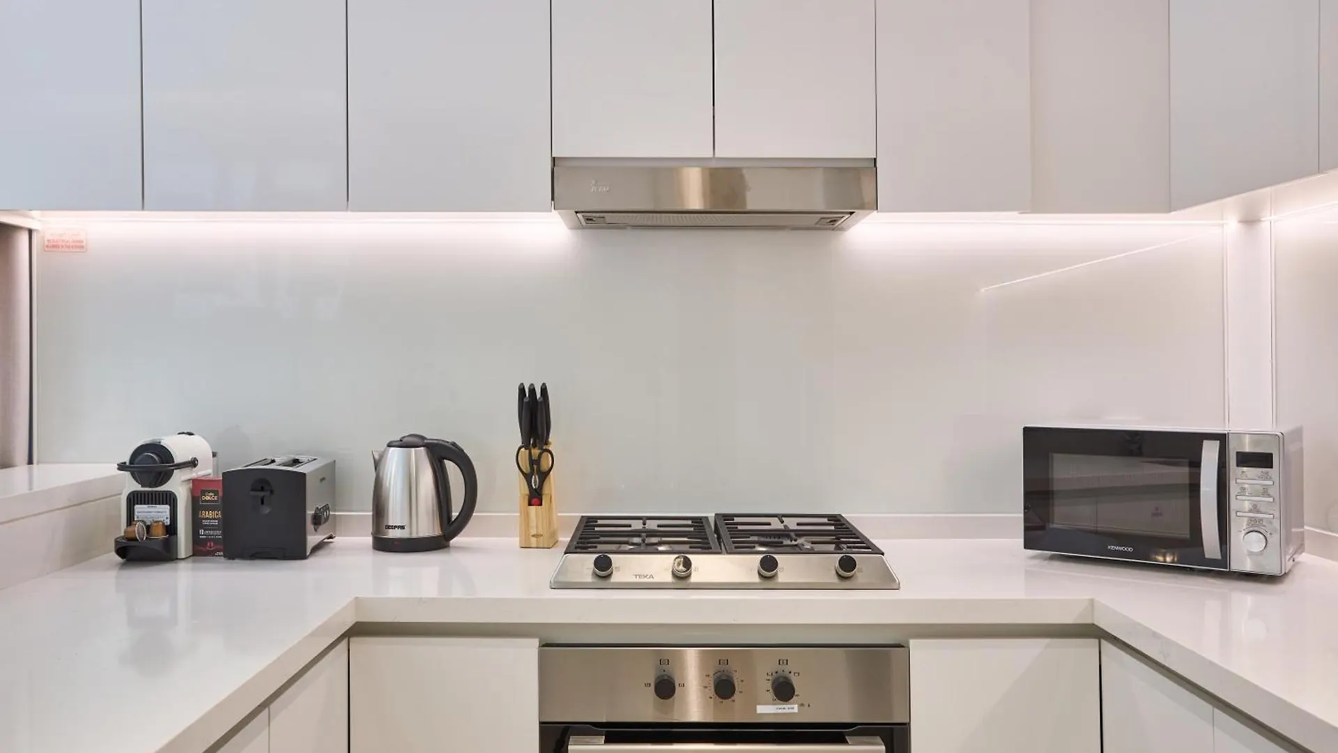 Bright And Modern City Apartment In Business Bay With Two Balconies, Pool, Gym, Free Parking And Self Check In, Sleeps Up To Four, By Stayfinity Dubai