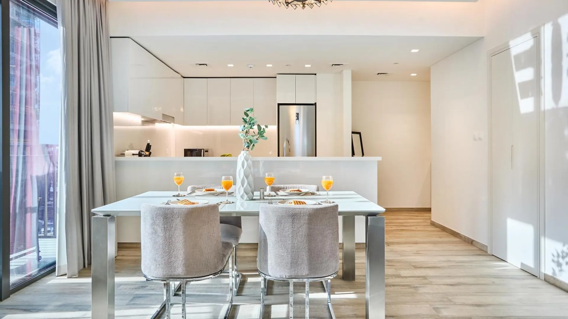 Bright And Modern City Apartment In Business Bay With Two Balconies, Pool, Gym, Free Parking And Self Check In, Sleeps Up To Four, By Stayfinity Dubai